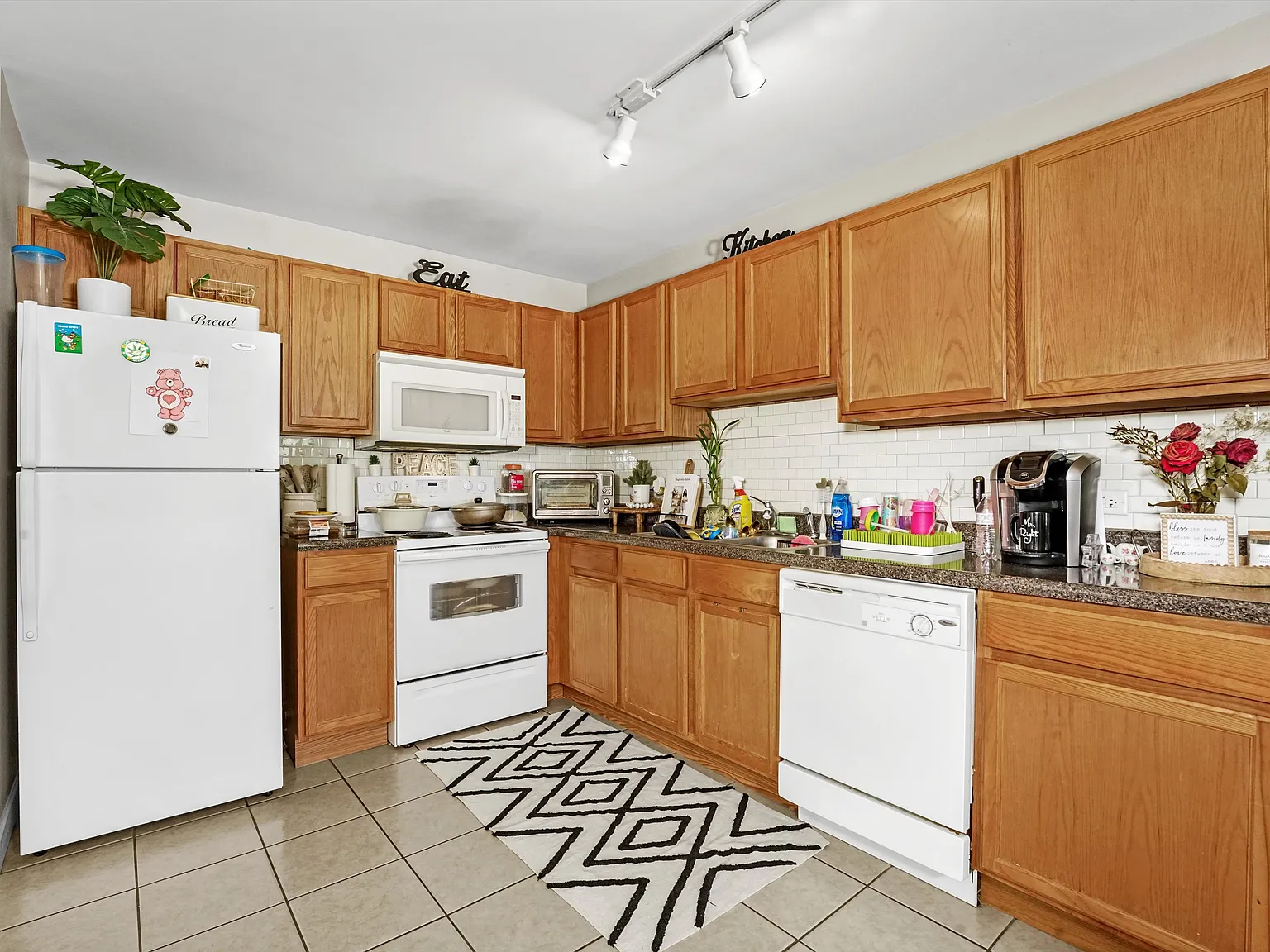 Spacious, Ground Floor, 2 Bd/2 Ba in Great South Berwyn Location! In-Unit Washer & Dryer! — Photo 4
