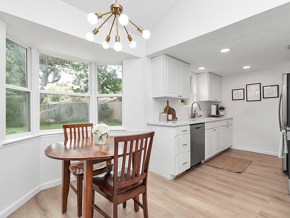 4th image of 2718 Lazy Spring Dr