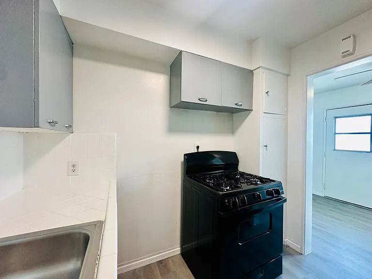 1 Bedroom Cottage Style Homes! — Photo 8