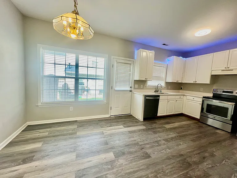2829 Bennington Dr — Photo 2