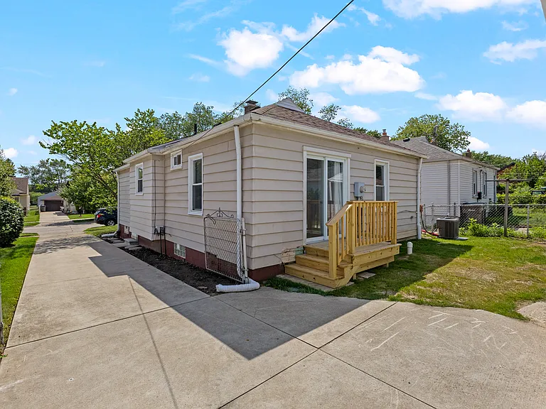 21328 Audette St — Photo 40