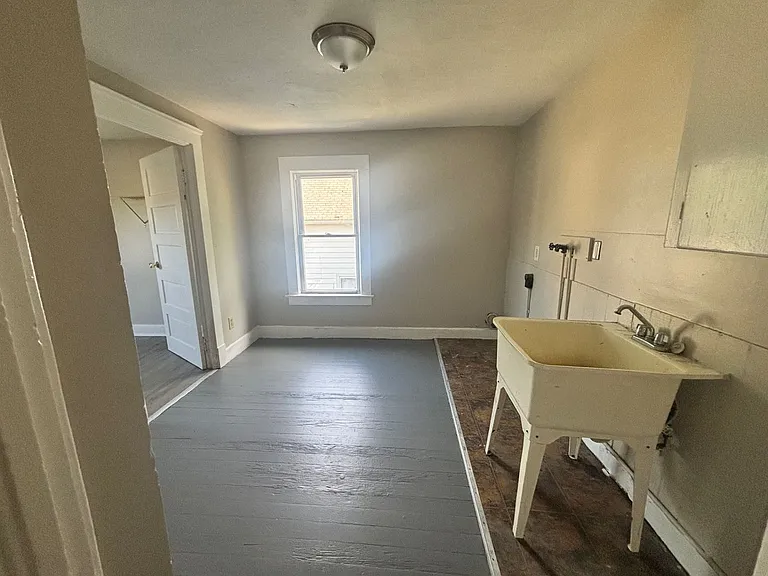 323 W 25th St — Photo 8