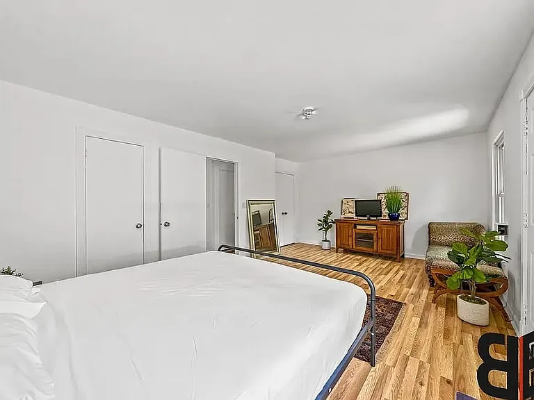 496 Lexington Ave #1 — Photo 9