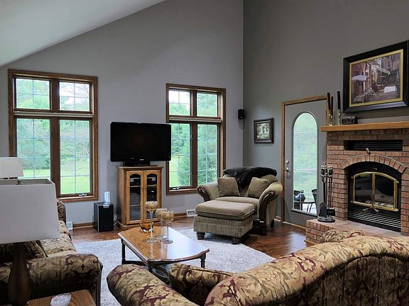3rd image of 223141 Buckthorn Ct