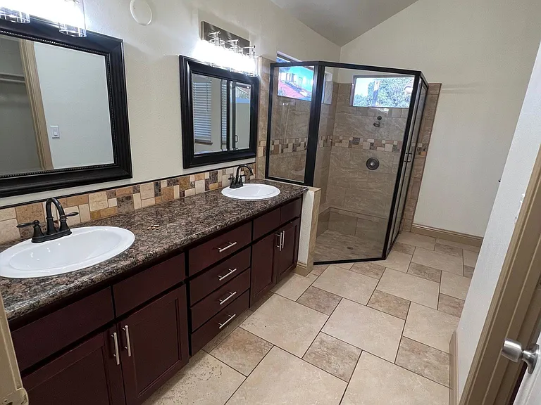 921 Fedora Ave — Photo 10