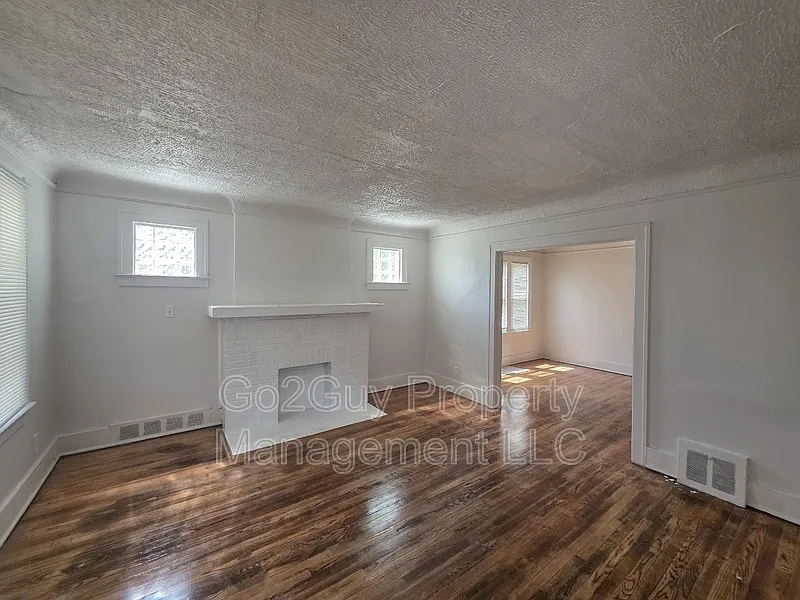 3 bed, 2.0 bath, 1250 sqft, $1,500 — Photo 3