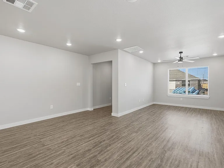 3035 Glennster St — Photo 5