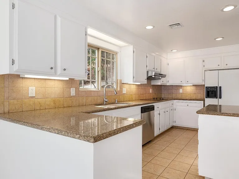 3010 Southlake Dr — Photo 6