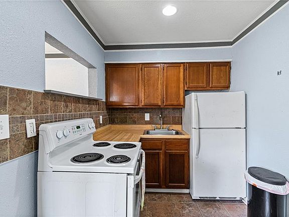 4th image of 6203 N Main St