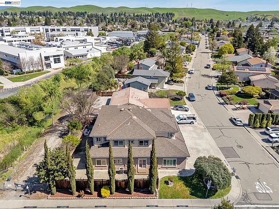3rd image of 3172 Riviera Way