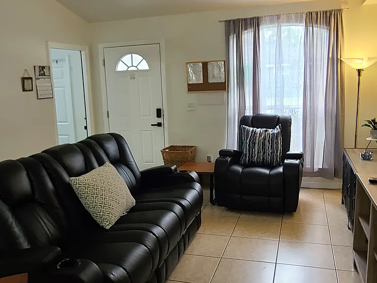 3007 N Mitchell Ave — Photo 2