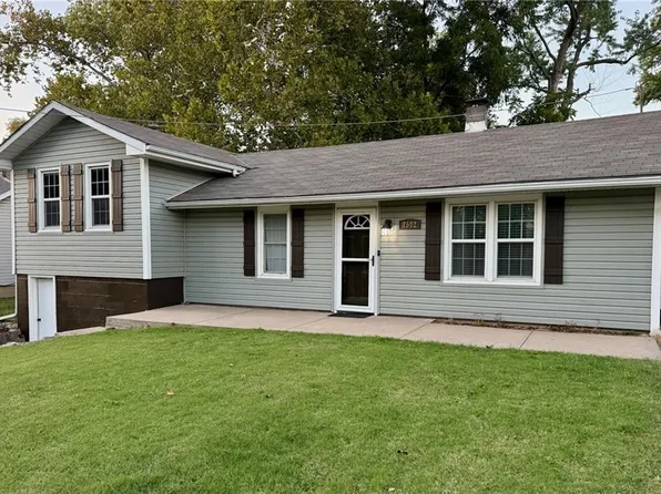 7502 Oak St, Pleasant Valley, MO 64068