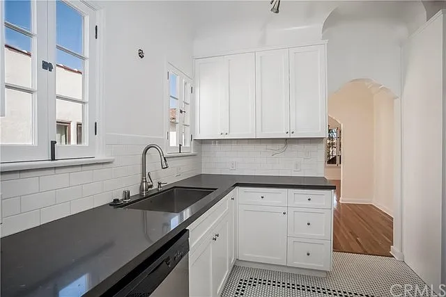 1125 S Hayworth Ave — Photo 11