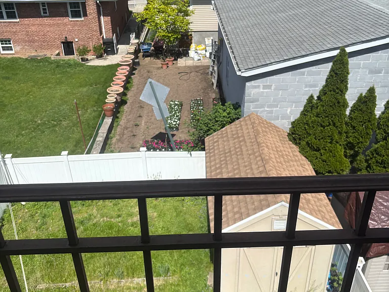 Huguenot Ave — Photo 2