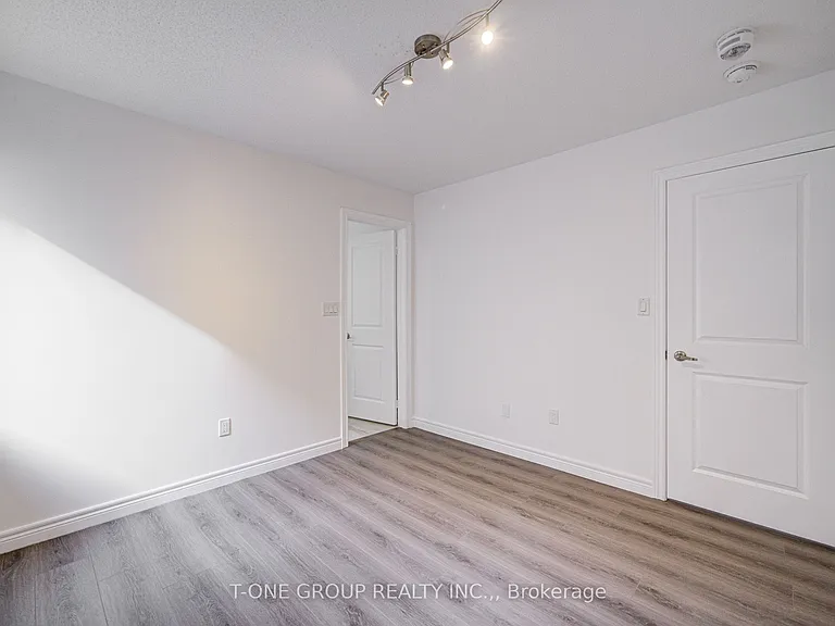 60 Lewis Ave — Photo 39