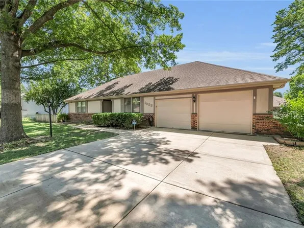 1023 SE 4th St, Lees Summit, MO 64063