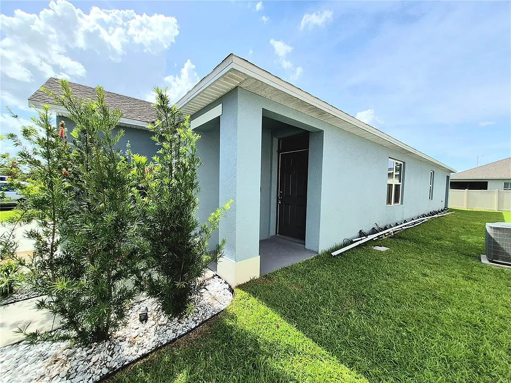 3 bed, 2.0 bath, 1516 sqft, $2,000 — Photo 2