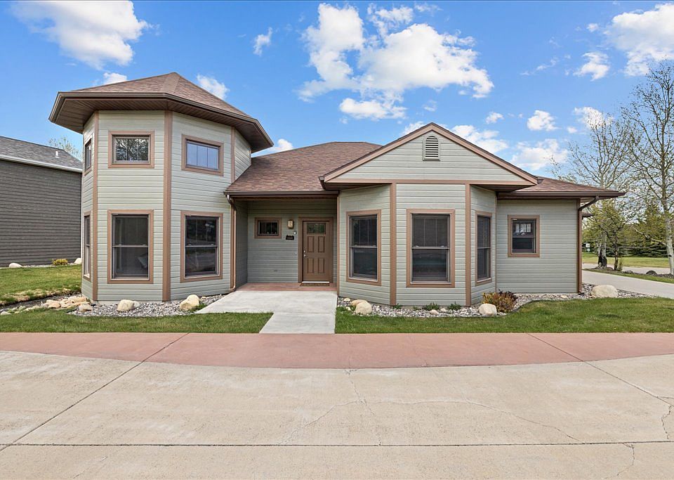 1st image of 23 Lindsay Ln