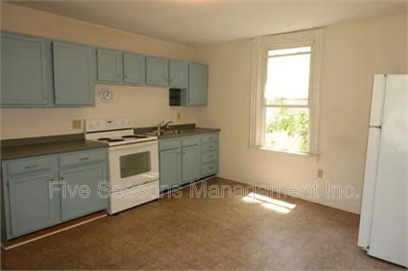 3 bed, 1.0 bath, 900 sqft, $2,900 — Photo 2