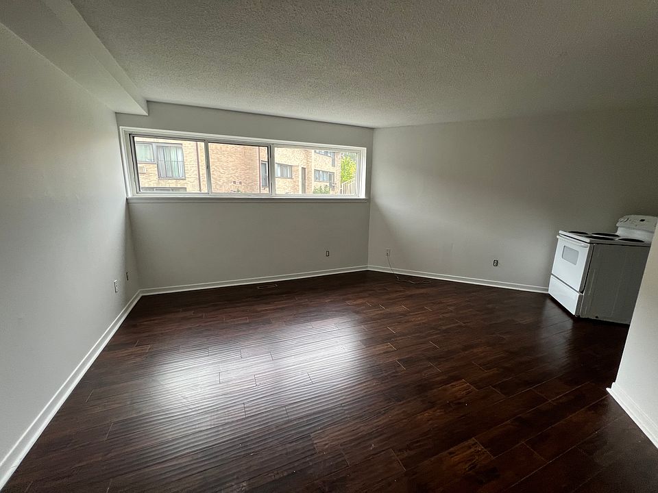 1st image of 425 Rathburn Rd E #73