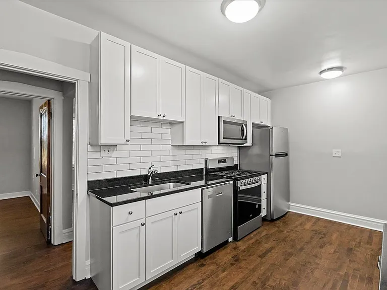 2520 W Belle Plaine Ave #1 — Photo 2