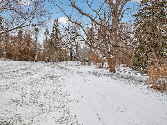 4th image of 19670 Excelsior Blvd