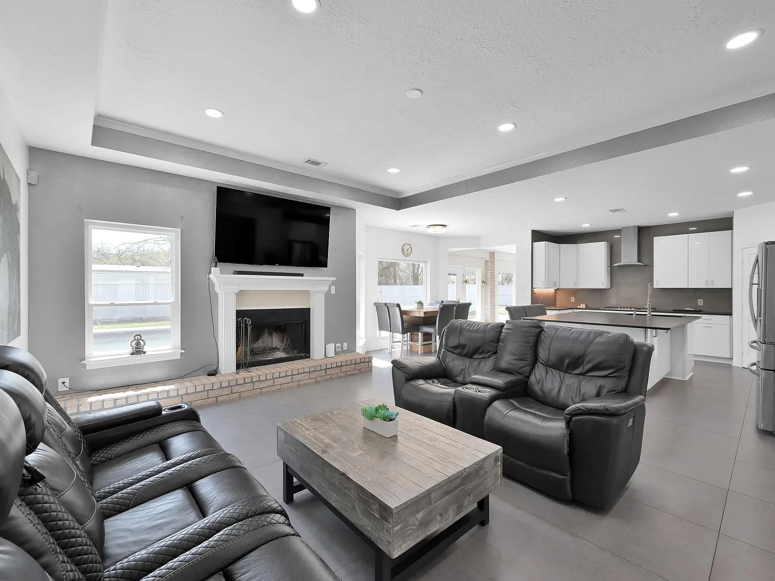 4 bed, 2.5 bath, 3000 sqft, $4,500 — Photo 3