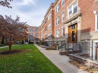 3 Greenway Ct APT 1, Brookline, MA 02446