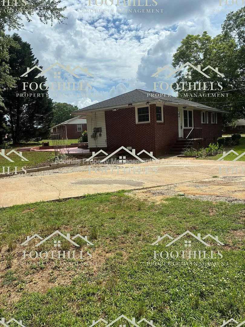 3 bed, 1.0 bath, $1,395 — Photo 2