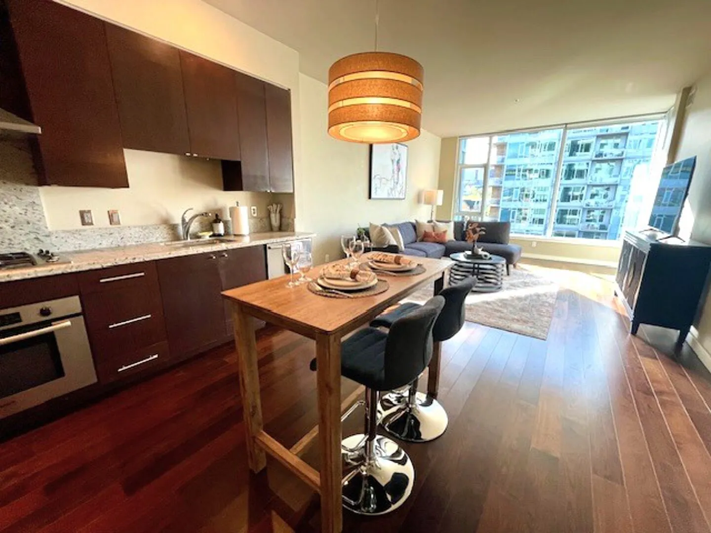 Luxurious Waterfront Condo — Photo 4