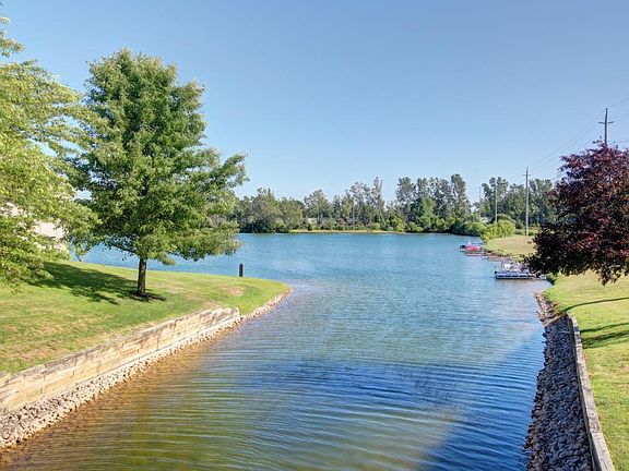 3rd image of 1689 Lakeview Dr