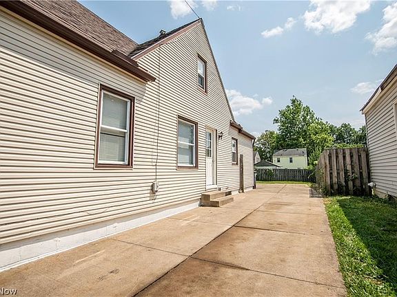 3rd image of 870 E Archwood Ave