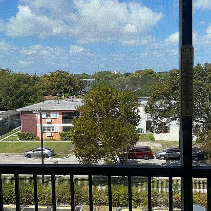 3rd image of 16950 W Dixie Hwy APT 539