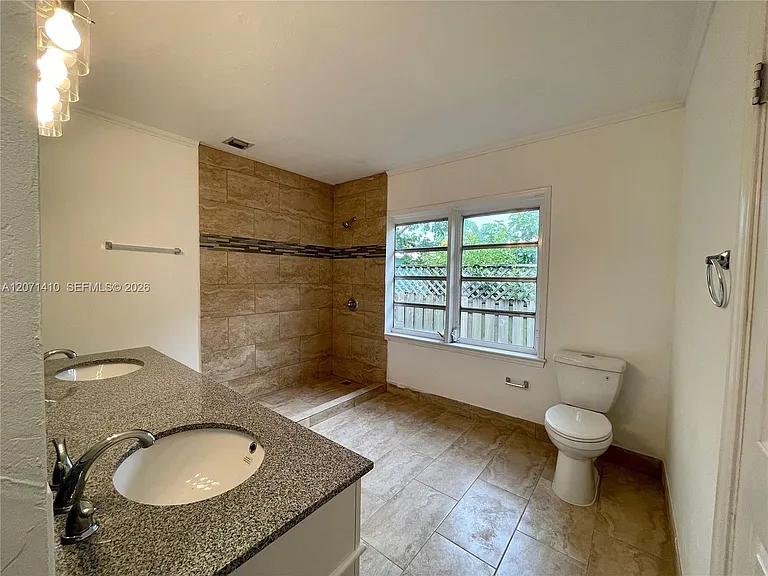 820 SE 12th St #2 — Photo 4