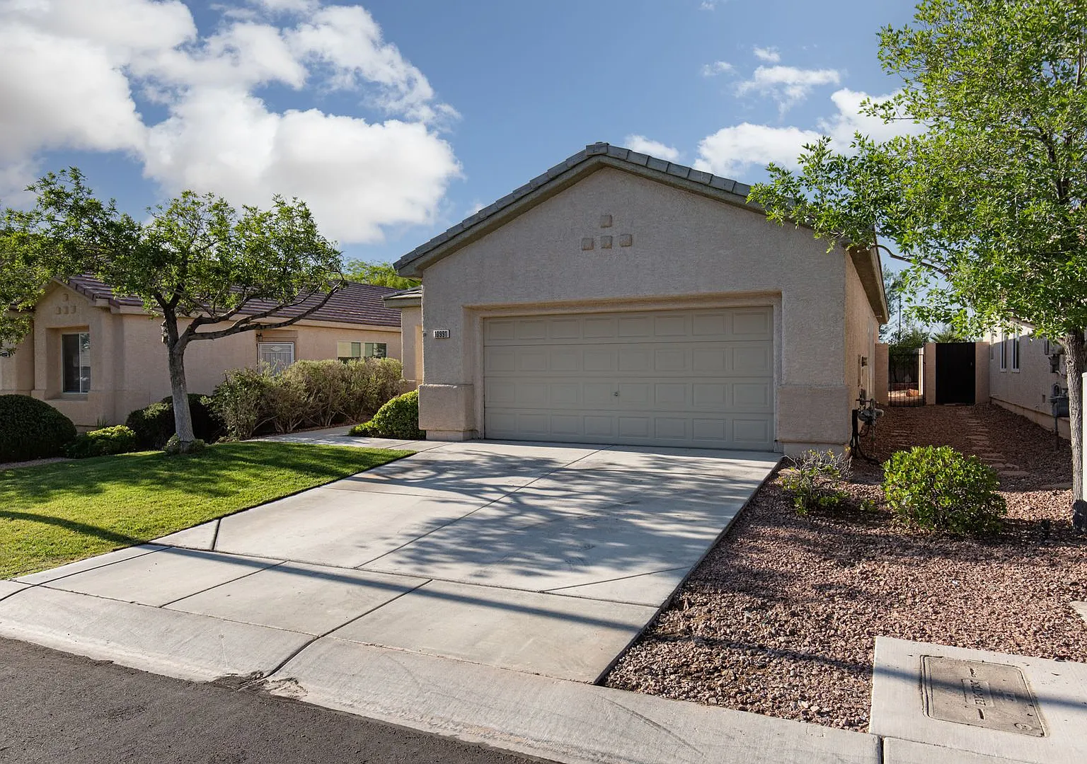 Wonderful Summerlin single story with grass backyard and island kitchen. — Photo 1