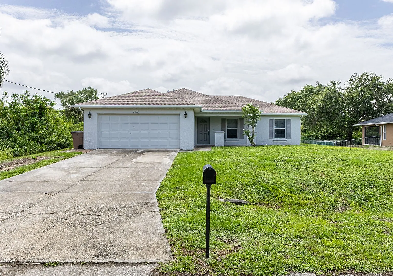 3/2 Single Family home freshly painted interior and exterior — Photo 2