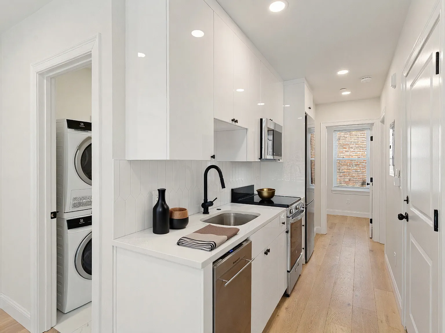 3 bed, 700 sqft, $3,895 — Photo 3