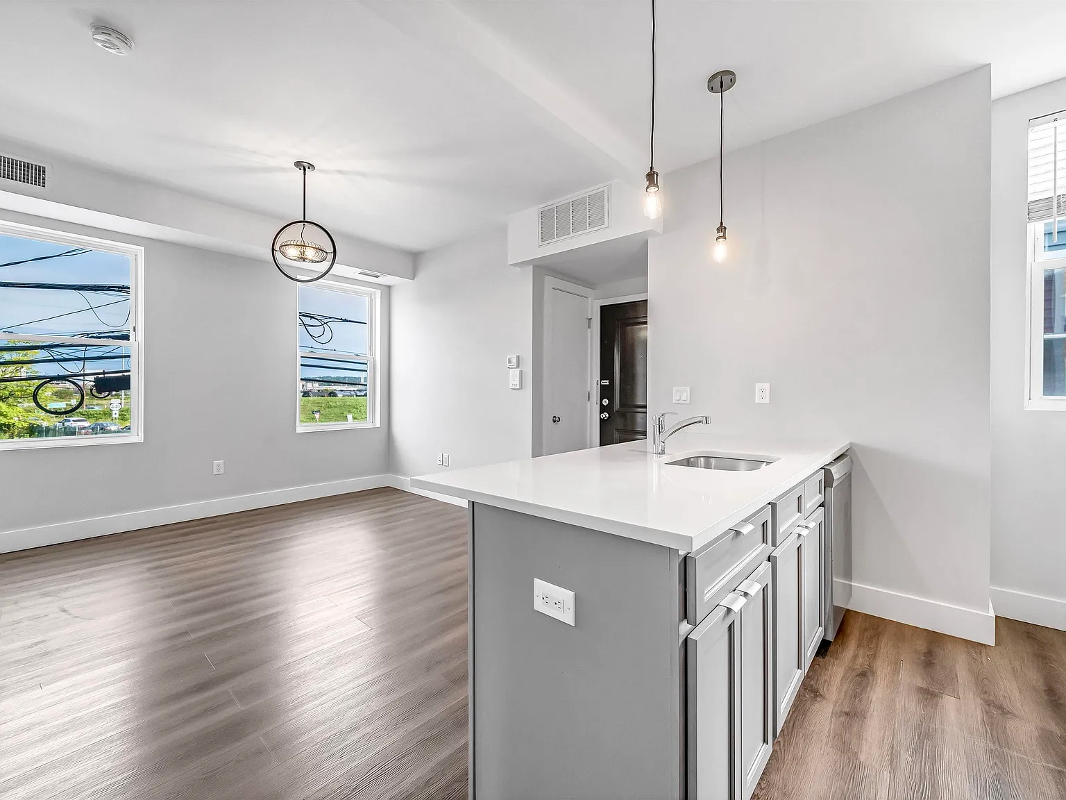 2 bed, 1.0 bath, 700 sqft, $1,979 — Photo 1