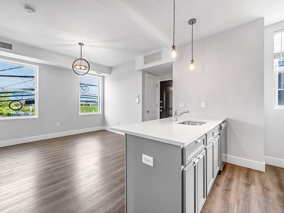 91 E 21st St #4