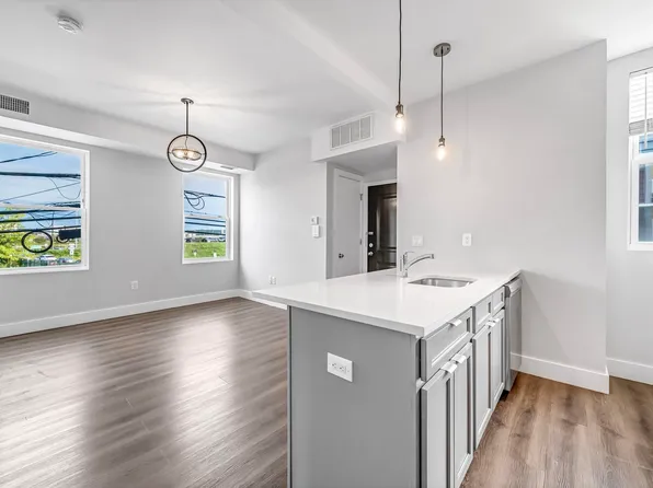 91 E 21st St #4, Bayonne, NJ 07002