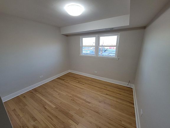 4th image of 1215 Balmoral Ave