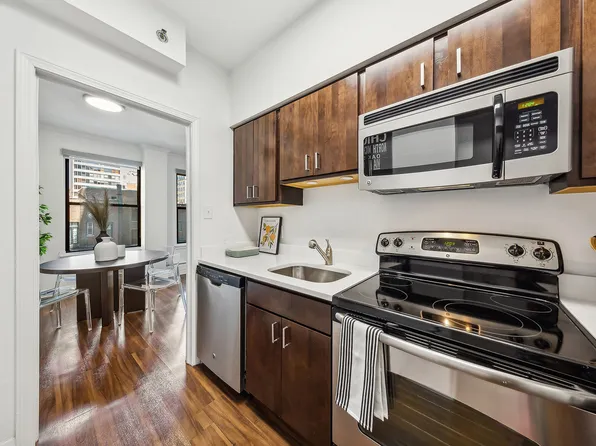 201 E Chestnut St, Chicago, IL