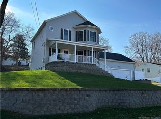 15 Arrowhead Dr, Ledyard, CT 06339