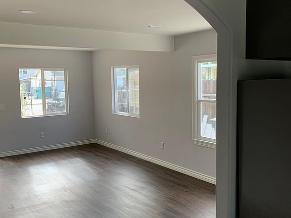 3rd image of 103 E Vince St