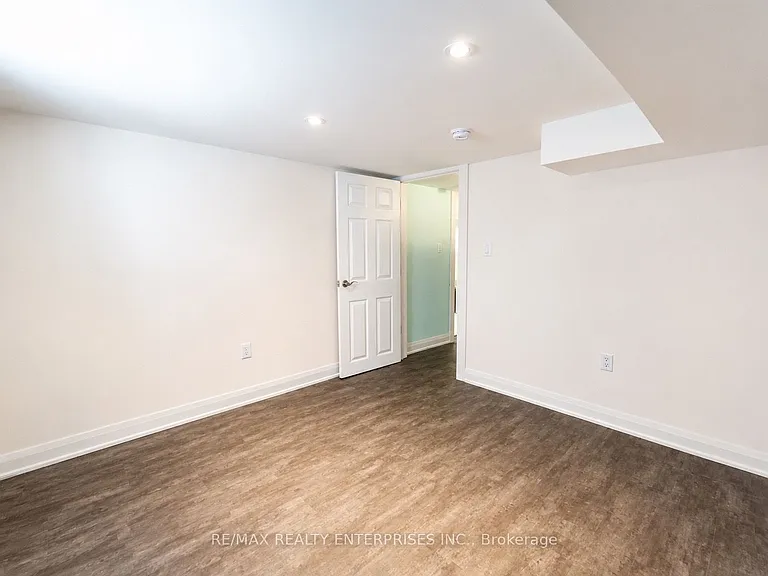 1078 Sawyer Ave — Photo 6