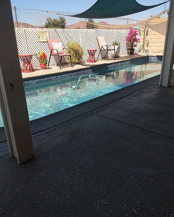 Beautiful pool and jacuzzi 