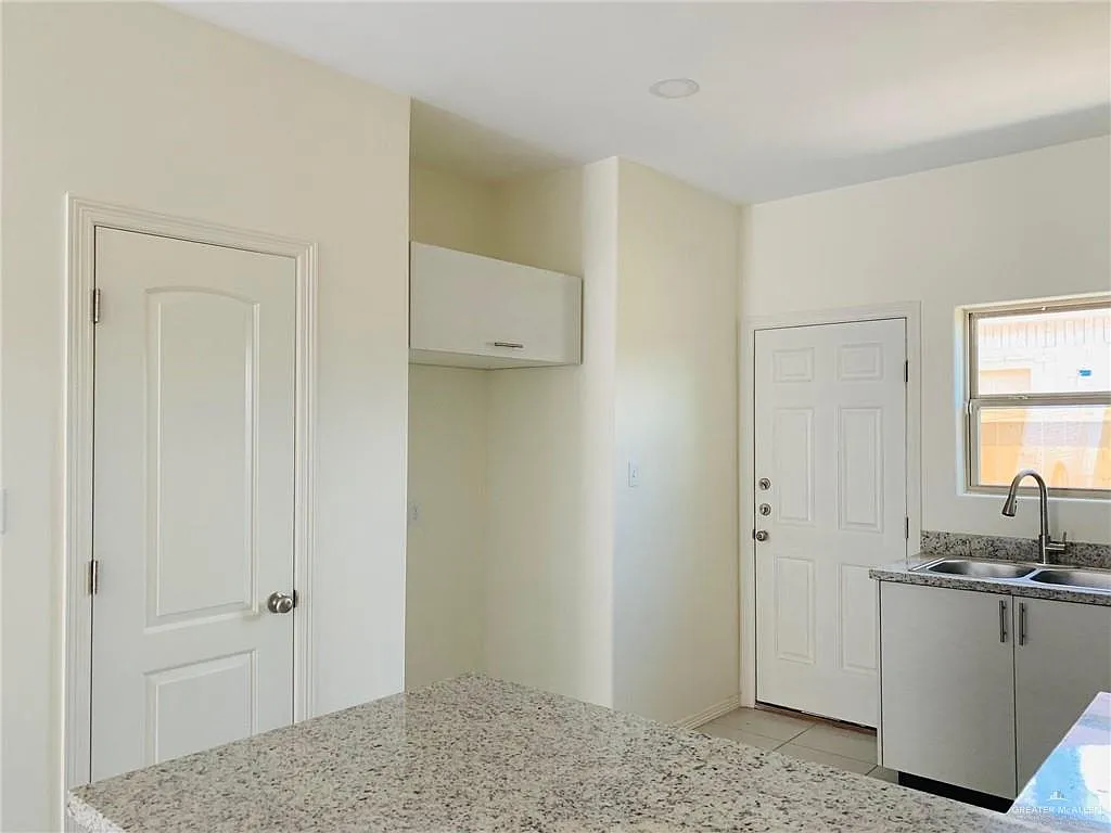 2 bed, 2.0 bath, 3644 sqft, $850 — Photo 4