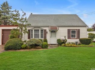 121 Cleveland Ave, Massapequa, NY 11758