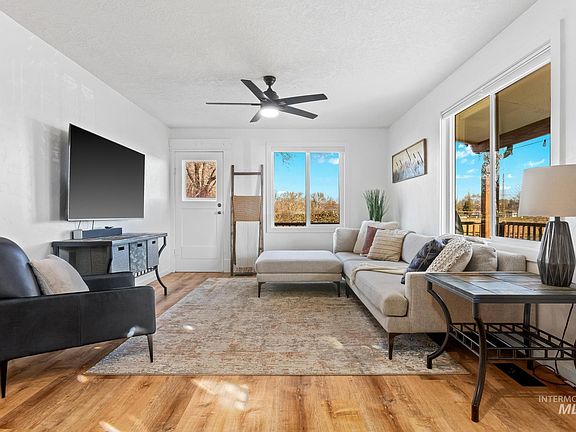 3rd image of 921 NW 3rd St