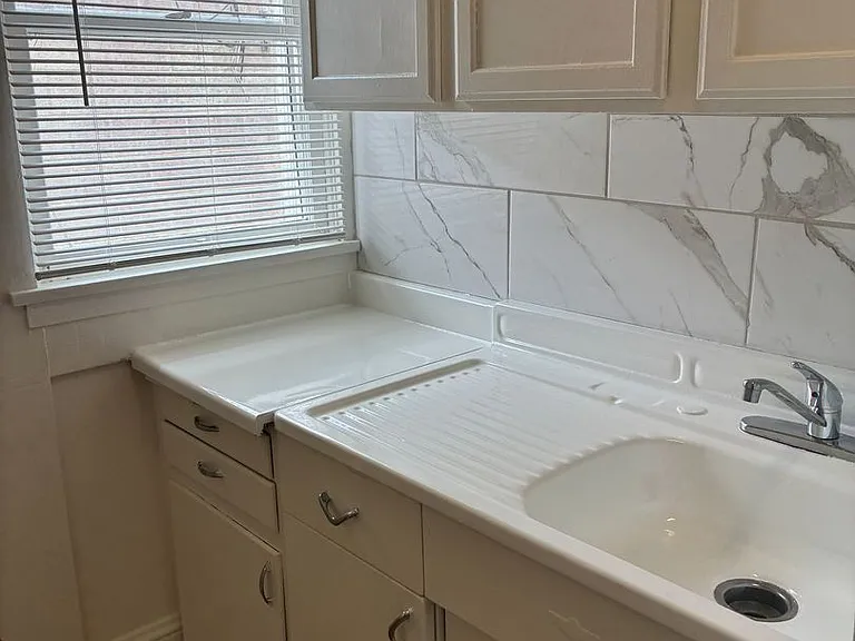31 N Laurel St #1-4 — Photo 3
